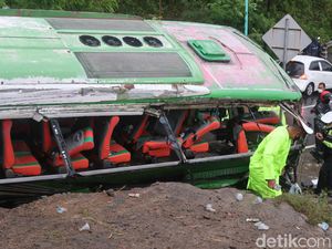 Bus Tabrak Tebing di Bantul, Wisata Berujung Maut Bus Tabrak Tebing di Bantul, Wisata Berujung Maut