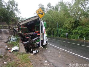 Bus Wisata Tabrak Tebing di Imogiri, 4 Penumpang Tewas di Lokasi