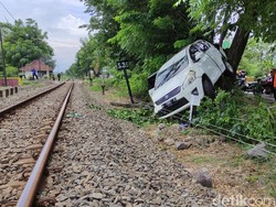 Mobil Ini Nyangkut di Pohon Setelah Ditabrak Dump Truk di Sidoarjo