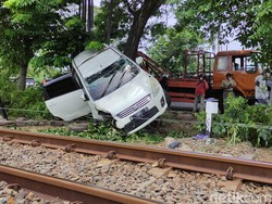 Pengakuan Pengemudi Mobil yang Nyangkut di Pohon Setelah Ditabrak Dump Truk