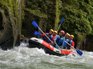 Keseruan Sejumlah Kepala Daerah saat Rafting di Sergai Sumut