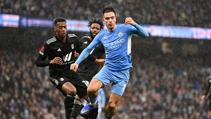 MANCHESTER, ENGLAND - FEBRUARY 05: Jack Grealish of Manchester City runs with the ball during the Emirates FA Cup Fourth Round match between Manchester City and Fulham at Goodison Park on February 05, 2022 in Liverpool, England. (Photo by Clive Mason/Getty Images)