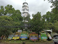 Situasi Terkini Lokasi Permakaman Mertua Sandiaga, Karangan Bunga Berjejer