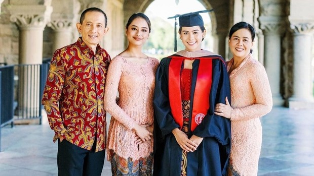 Maudy Ayunda bersama keluarga/Foto: Instagram/maudyayunda Maudy Ayunda bersama keluarga/Foto: Instagram/maudyayunda