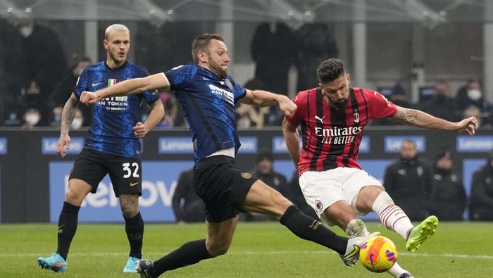 AC Milans Olivier Giroud, left, celebrates with teammates after scoring his sides second goal during the Serie A soccer match between Inter Milan and AC Milan at the San Siro Stadium, in Milan, Italy, Saturday, Feb. 5, 2022. (AP Photo/Antonio Calanni)