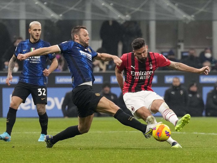 AC Milans Olivier Giroud, left, celebrates with teammates after scoring his sides second goal during the Serie A soccer match between Inter Milan and AC Milan at the San Siro Stadium, in Milan, Italy, Saturday, Feb. 5, 2022. (AP Photo/Antonio Calanni)