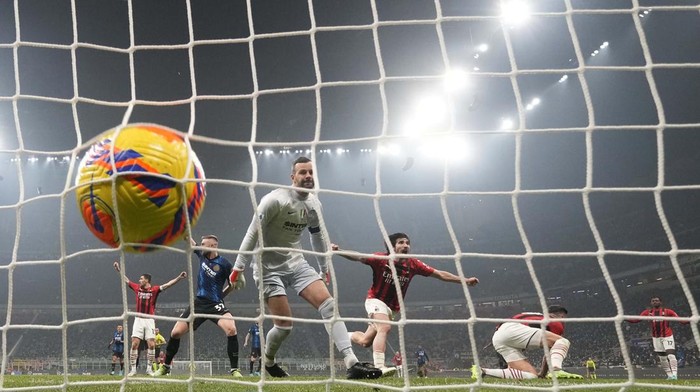 Melihat Lagi Aksi Giroud yang Hancurkan Inter Milan AC Milan's Olivier Giroud, left, celebrates with teammates after scoring his side's second goal during the Serie A soccer match between Inter Milan and AC Milan at the San Siro Stadium, in Milan, Italy, Saturday, Feb. 5, 2022. (AP Photo/Antonio Calanni)
