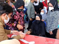 Mensos Risma Turun Tangan Cek Pencairan Bansos Tersendat di Jombang