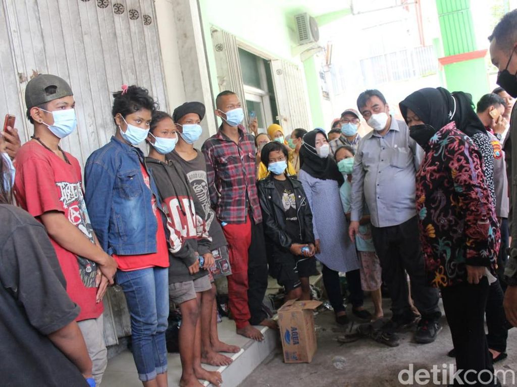 Momen Risma Bertemu Anak Jalanan di Jombang hingga Beri Wejangan Momen Risma Bertemu Anak Jalanan di Jombang hingga Beri Wejangan