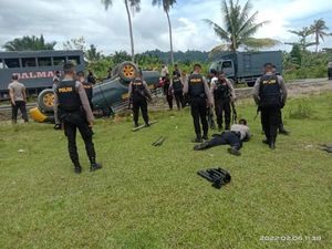 Mobil Sabhara Polres Seram Bagian Barat Terguling, 3 Polisi Luka Ringan Mobil Sabhara Polres Seram Bagian Barat Terguling, 3 Polisi Luka Ringan