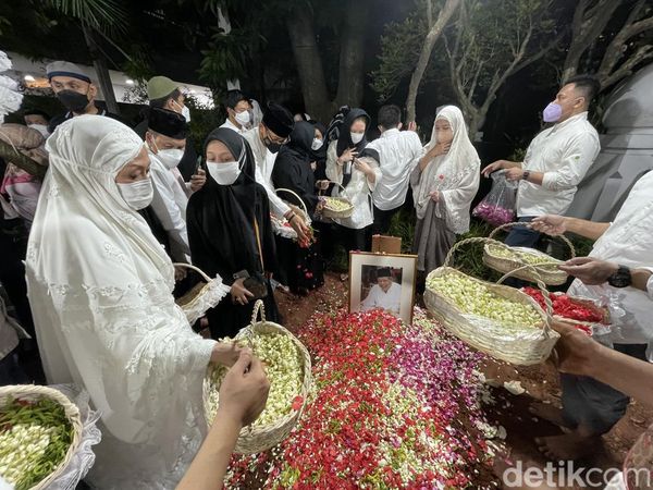 Momen Pemakaman Mertua Sandiaga Uno di Masjid Attaqwa Sriwijaya