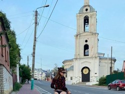 Model Dewasa Ini Sengaja Pamer Bokong di Depan Gereja, Terancam Dipenjara