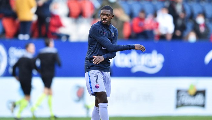 PAMPLONA, SPAIN - DECEMBER 12: Ousmane Dembele of FC Barcelona warms up prior to the La Liga Santander match between CA Osasuna and FC Barcelona at Estadio El Sadar on December 12, 2021 in Pamplona, Spain. (Photo by Juan Manuel Serrano Arce/Getty Images)