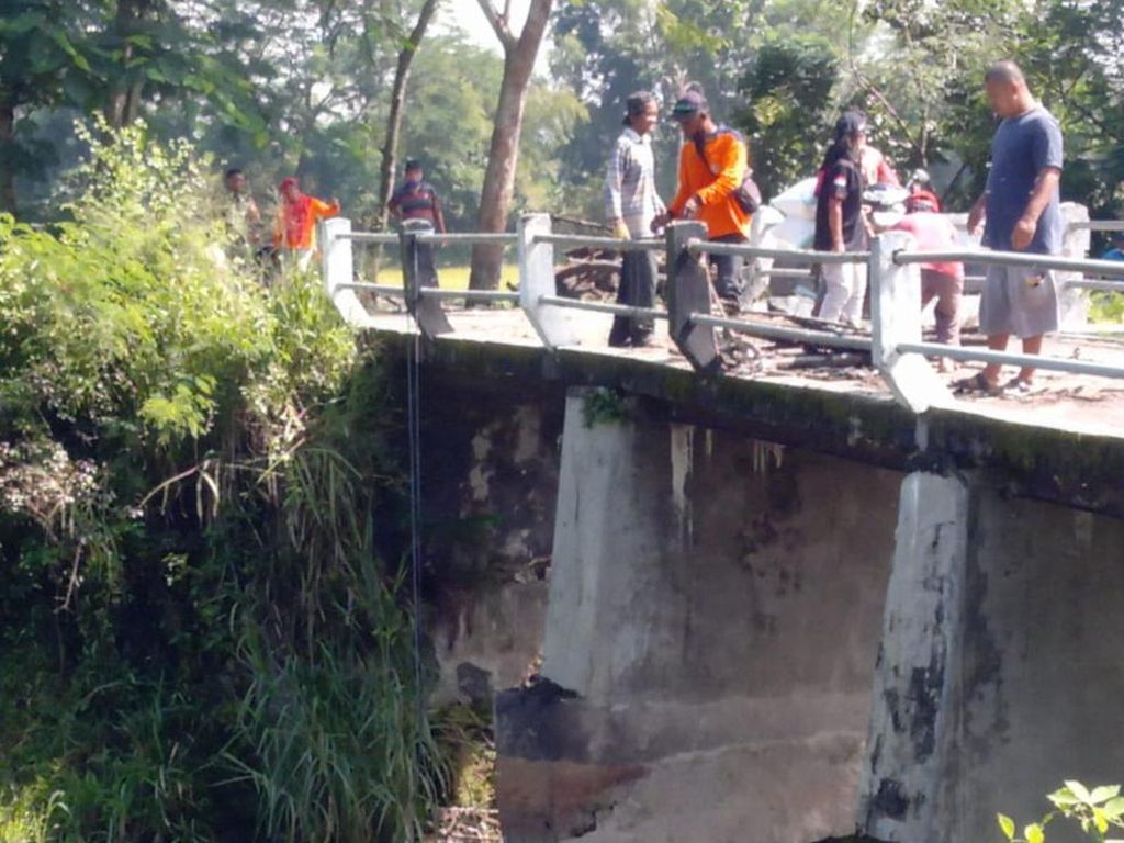 Sedimen-Sampah Kayu Menumpuk di Hulu Sungai Dengkeng Klaten