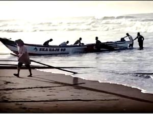 Perahu Nelayan Terbalik Dihantam Gelombang Usai Mengambil Benur Perahu Nelayan Terbalik Dihantam Gelombang Usai Mengambil Benur