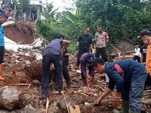 TPT Ambruk, Timbun Rumah-Tewaskan Dua Bocah di Cianjur TPT Ambruk, Timbun Rumah-Tewaskan Dua Bocah di Cianjur