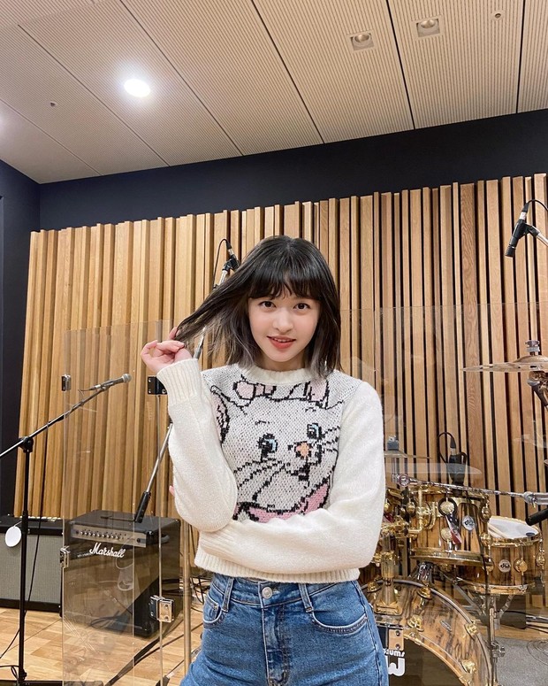 Potret Lily dalam Behind The Scene Roar Cover Song