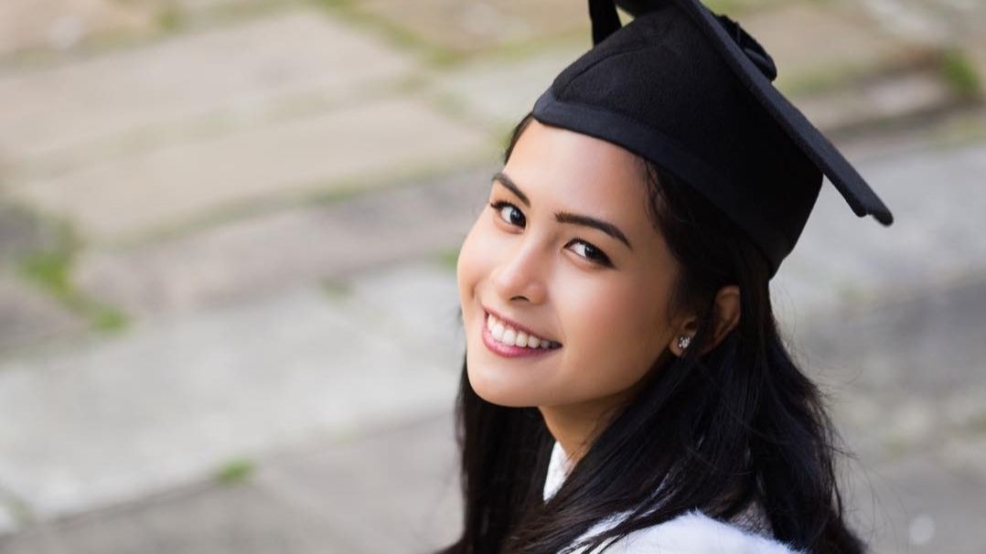 Potret Maudy Ayunda saat wisuda/Foto: Instagram/maudyayunda