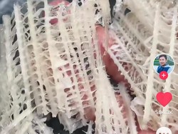 Pria Ini Bikin Keripik Batang Pisang, Netizen Penasaran Rasanya