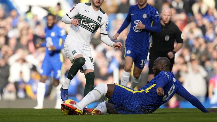 Plymouths Danny Mayor, left, is challenged by Chelseas Romelu Lukaku during the English FA Cup fourth round soccer match between Chelsea and Plymouth Argyle at Stamford Bridge Stadium in London, Saturday, Feb. 5, 2022. (AP Photo/Matt Dunham)