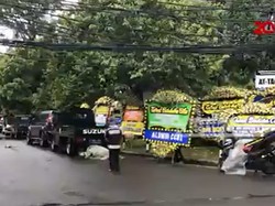 Persiapan Pemakaman Mertua Sandiaga Uno, Karangan Bunga Berdatangan