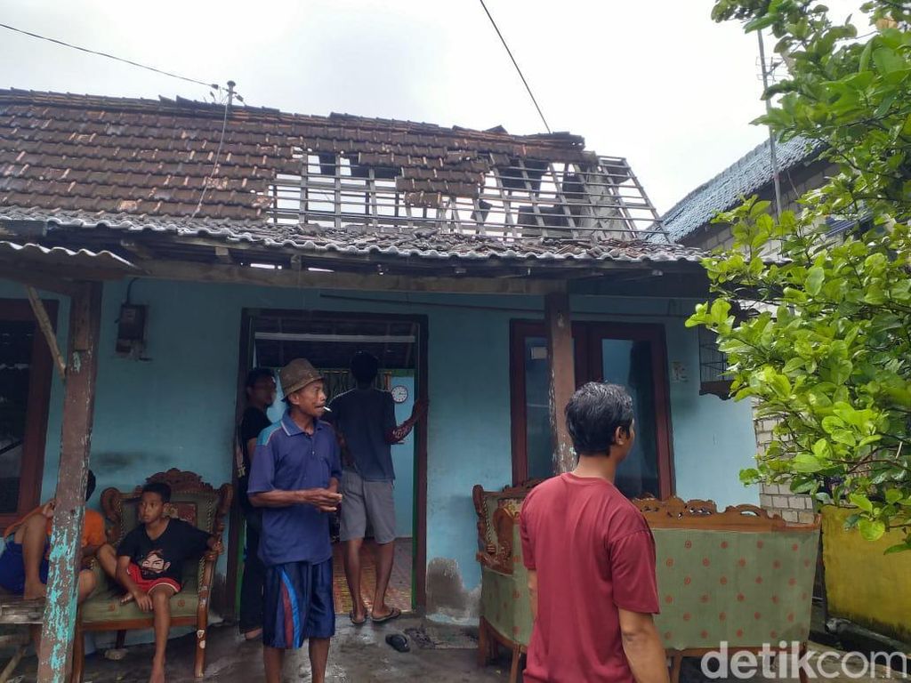 10 Rumah di Tuban Rusak Disapu Angin Kencang, Warga Kerja Bakti Perbaiki