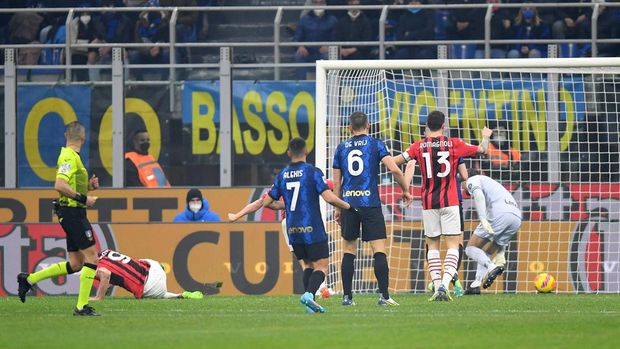 Soccer Football - Serie A - Inter Milan v AC Milan - San Siro, Milan, Italy - February 5, 2022  AC Milan's Olivier Giroud scores their first goal REUTERS/Daniele Mascolo