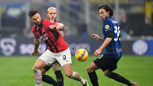 Soccer Football - Serie A - Inter Milan v AC Milan - San Siro, Milan, Italy - February 5, 2022  AC Milan's Olivier Giroud in action with Inter Milan's Matteo Darmian REUTERS/Daniele Mascolo