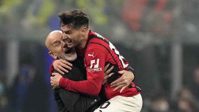 AC Milans manager Stefano Pioli, left, celebrates with AC Milans Brahim Diaz at the end of the Serie A soccer match between Inter Milan and AC Milan at the San Siro Stadium, in Milan, Italy, Saturday, Feb. 5, 2022. (AP Photo/Antonio Calanni)
