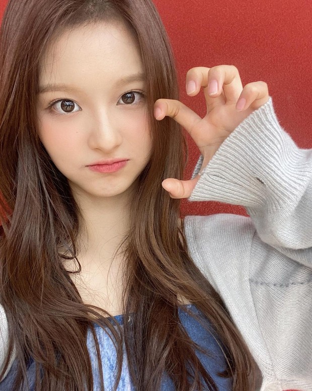 Sullyoon dalam Behind The Scene Graveyard Cover Song