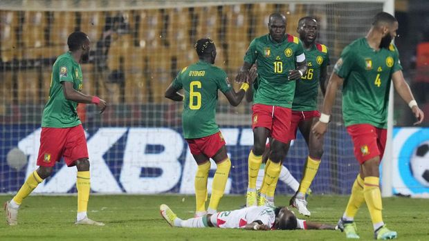 Cameroon's players celebrate after receiving their medals at the end of the African Cup of Nations 2022, third place soccer match between Burkina Faso and Cameroon at the Ahmadou Ahidjo stadium in Yaounde, Cameroon, Saturday, Feb. 5, 2022. (AP Photo/Themba Hadebe)