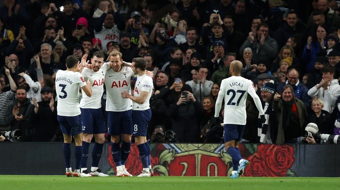 LONDON, ENGLAND - FEBRUARY 05: Harry Kane of Tottenham Hotspur celebrates with Pierre-Emile Hojbjerg and Harry Winks after scoring their sides first goal during the Emirates FA Cup Fourth Round match between Tottenham Hotspur and Brighton & Hove Albion at Tottenham Hotspur Stadium on February 05, 2022 in London, England. (Photo by Paul Harding/Getty Images)