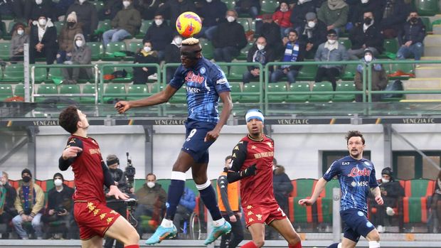 VENICE, ITALY - FEBRUARY 06: Victor Osimhen of Napoli scores his team's opening goal during the Serie A match between Venezia FC and SSC Napoli at Stadio Pier Luigi Penzo on February 06, 2022 in Venice, Italy. (Photo by Maurizio Lagana/Getty Images)
