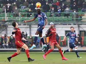 Napoli Buntuti Inter di Puncak Klasemen Usai Gasak Venezia 2-0