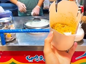 Keren! Ada Warmindo Jual Indomie Goreng yang Laris Manis di Arab