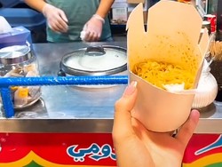 Keren! Ada Warmindo Jual Indomie Goreng yang Laris Manis di Arab