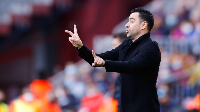 BARCELONA, SPAIN - FEBRUARY 06: Xavi Hernandez, head coach of FC Barcelona gestures during the LaLiga Santander match between FC Barcelona and Club Atletico de Madrid at Camp Nou on February 06, 2022 in Barcelona, Spain. (Photo by Eric Alonso/Getty Images)