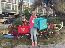 Alih Profesi Jadi Pengantar Makanan, Wanita Ini Mendadak Viral