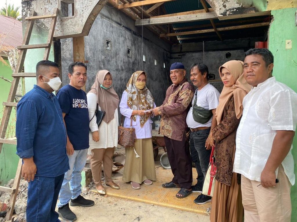 Andre Rosiade Bantu Bangun Rumah Korban Kebakaran di Padang Timur