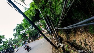 Awas! Ada Tiang Miring di Cirendeu, Tangsel