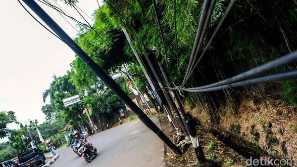 Awas! Ada Tiang Miring di Cirendeu, Tangsel