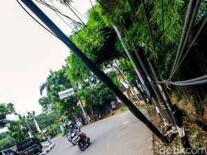 Awas! Ada Tiang Miring di Cirendeu, Tangsel
