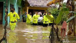 Banjir Pekalongan Meluas, Lansia Dievakuasi dengan Perahu Karet