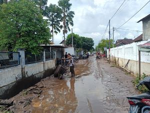 Warga Probolinggo Bersihkan Lumpur Sisa Banjir yang Rendam Ratusan Rumah