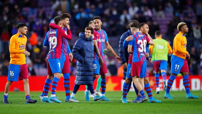 BARCELONA, SPAIN - FEBRUARY 06:  Barcelona players leave the pitch after the LaLiga Santander match between FC Barcelona and Club Atletico de Madrid at Camp Nou on February 06, 2022 in Barcelona, Spain. (Photo by Eric Alonso/Getty Images)