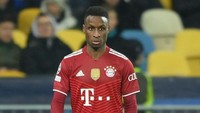 Bouna Sarr sudah tak lagi masuk rencana Bayern dan cuma sekali main musim lalu. Ia dibanderol 8 juta paun. Foto: Getty Images/Sebastian Widmann