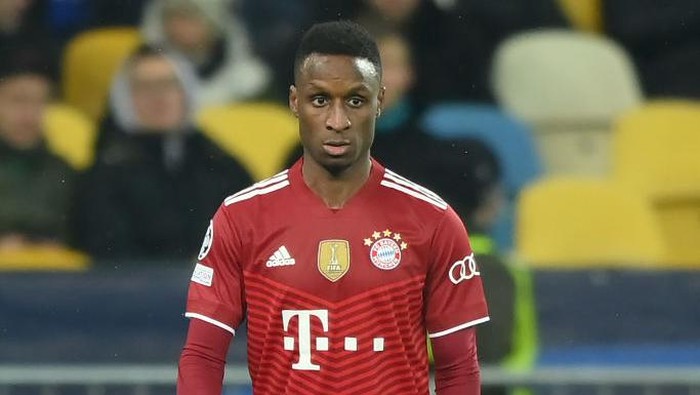 Bouna Sarr KYIV, UKRAINE - NOVEMBER 23: Bouna Sarr of FC Bayern MΓΌnchen plays the ball during the UEFA Champions League group E match between Dinamo Kiev and Bayern MΓΌnchen at Olimpiysky on November 23, 2021 in Kyiv, Ukraine. (Photo by Sebastian Widmann/Getty Images)
