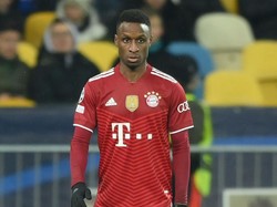 Bouna Sarr sudah tak lagi masuk rencana Bayern dan cuma sekali main musim lalu. Ia dibanderol 8 juta paun. Foto: Getty Images/Sebastian Widmann