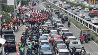 Buruh Demo di DPR, Lalin Jalan Gatot Subroto Macet