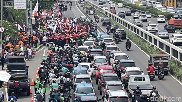 Buruh Demo di DPR, Lalin Jalan Gatot Subroto Macet